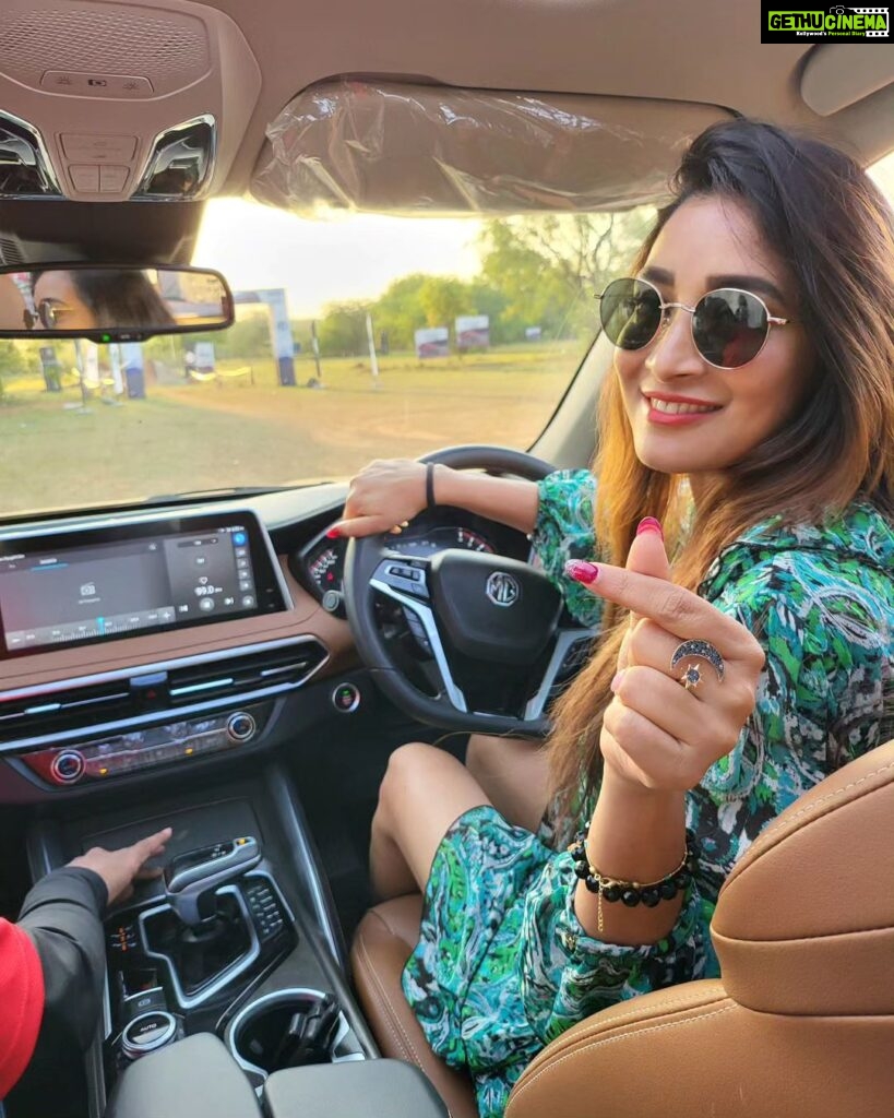 Bhanu Sri Mehra Instagram - It's a wibe 💙 #offroaddriving #enjoyed #feelinggood #bhanusree🔥❤️ #mggloster #car #driving #love