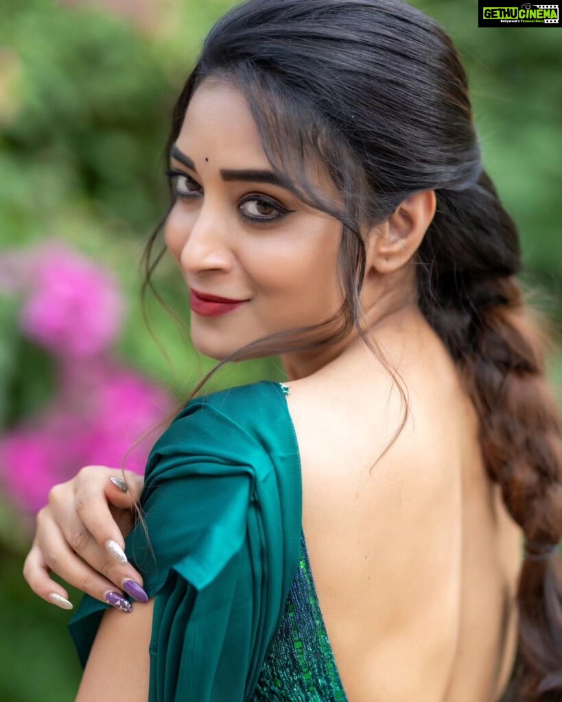 Bhanu Sri Mehra Instagram - When in doubt wear a saree 🦚 Wearing: @kalpana_vogeti Click 📸: @manoj_gangula Hairstyle: @hairstylistravi #saree #love #green #bhanusree🔥❤️ #hybridpilla #instagram #instapost