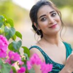 Bhanu Sri Mehra Instagram – When in doubt wear a saree 🦚

Wearing: @kalpana_vogeti 
Click 📸: @manoj_gangula 
Hairstyle: @hairstylistravi 

#saree #love #green #bhanusree🔥❤️ #hybridpilla #instagram #instapost