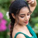 Bhanu Sri Mehra Instagram - When in doubt wear a saree 🦚 Wearing: @kalpana_vogeti Click 📸: @manoj_gangula Hairstyle: @hairstylistravi #saree #love #green #bhanusree🔥❤️ #hybridpilla #instagram #instapost