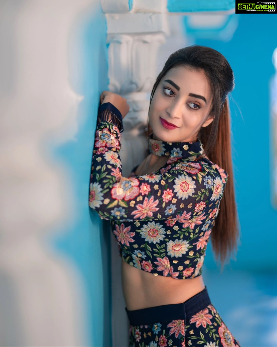 Bhanu Sri Mehra Instagram - Be great full for the little things in life ✨️ 📸 : @manoj_gangula Wearing: @kalpana_vogeti Hairstyle: @hairstylistravi #tollywoodactress #southindianactress #bhanusree🔥❤️ #hybridpilla #newclick