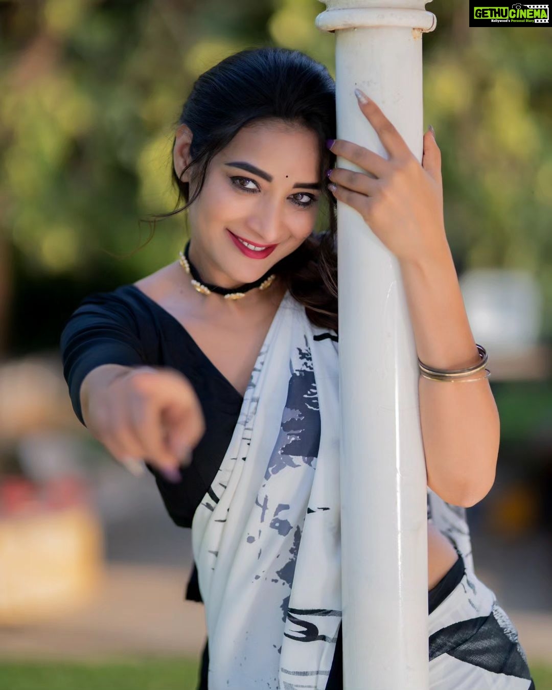 Bhanu Sri Mehra Instagram - A picture is worth a thousand words ✨️ ❤️ 📸 : @manoj_gangula Wearing: @sridevidesignerstudio Hairstyle: @hairstylistravi Jewelry: @pretty.jewelbox #sareelove #treditional #saree #backandwhite #goodmood #bhanusree🔥❤️