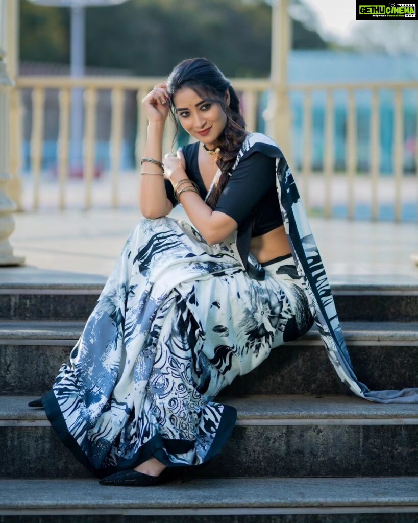 Bhanu Sri Mehra Instagram - A picture is worth a thousand words ✨️ ❤️ 📸 : @manoj_gangula Wearing: @sridevidesignerstudio Hairstyle: @hairstylistravi Jewelry: @pretty.jewelbox #sareelove #treditional #saree #backandwhite #goodmood #bhanusree🔥❤️
