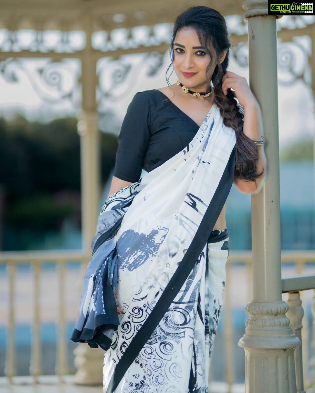 Bhanu Sri Mehra Instagram - A picture is worth a thousand words ✨️ ❤️ 📸 : @manoj_gangula Wearing: @sridevidesignerstudio Hairstyle: @hairstylistravi Jewelry: @pretty.jewelbox #sareelove #treditional #saree #backandwhite #goodmood #bhanusree🔥❤️