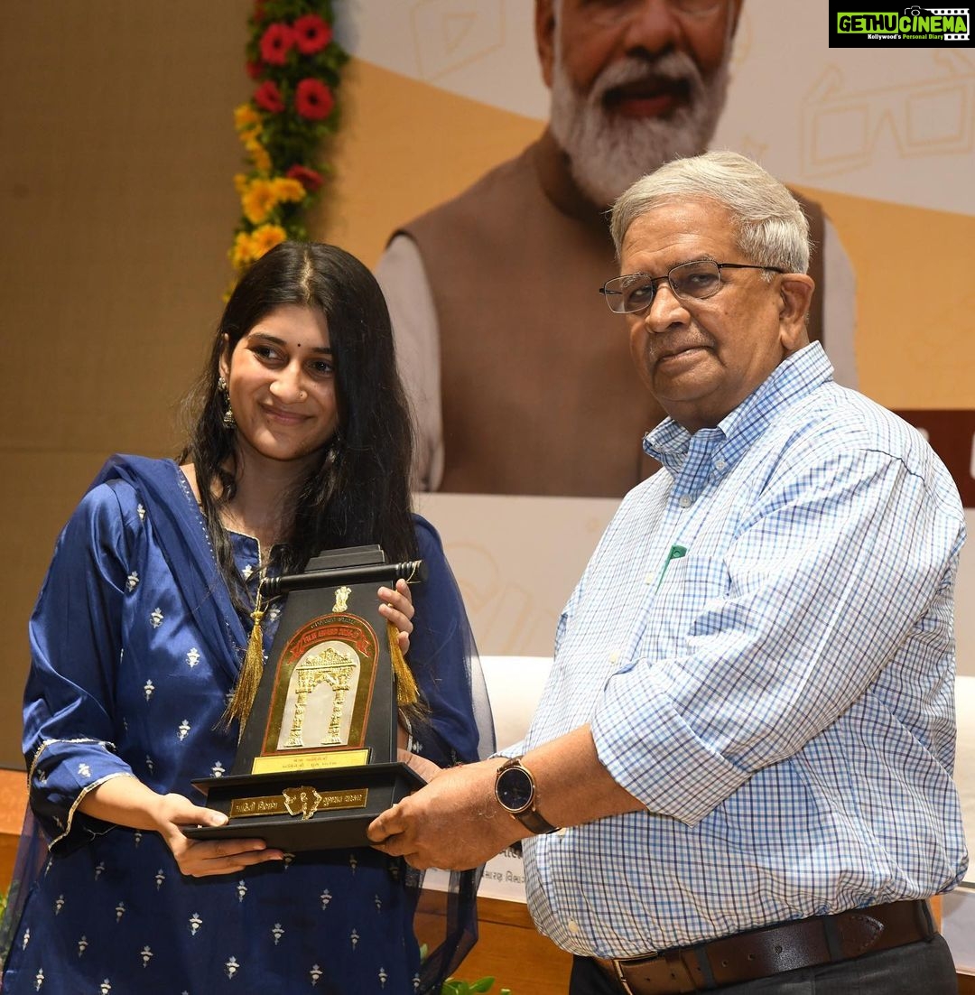 Deeksha Joshi Instagram - #shubhaarambh was my first film. I was a naive, gullible person back then who had just entered into the world of cinema acting. Thank you Gujarat state film awards for this beautiful recognition for my first film. 🙏🌸