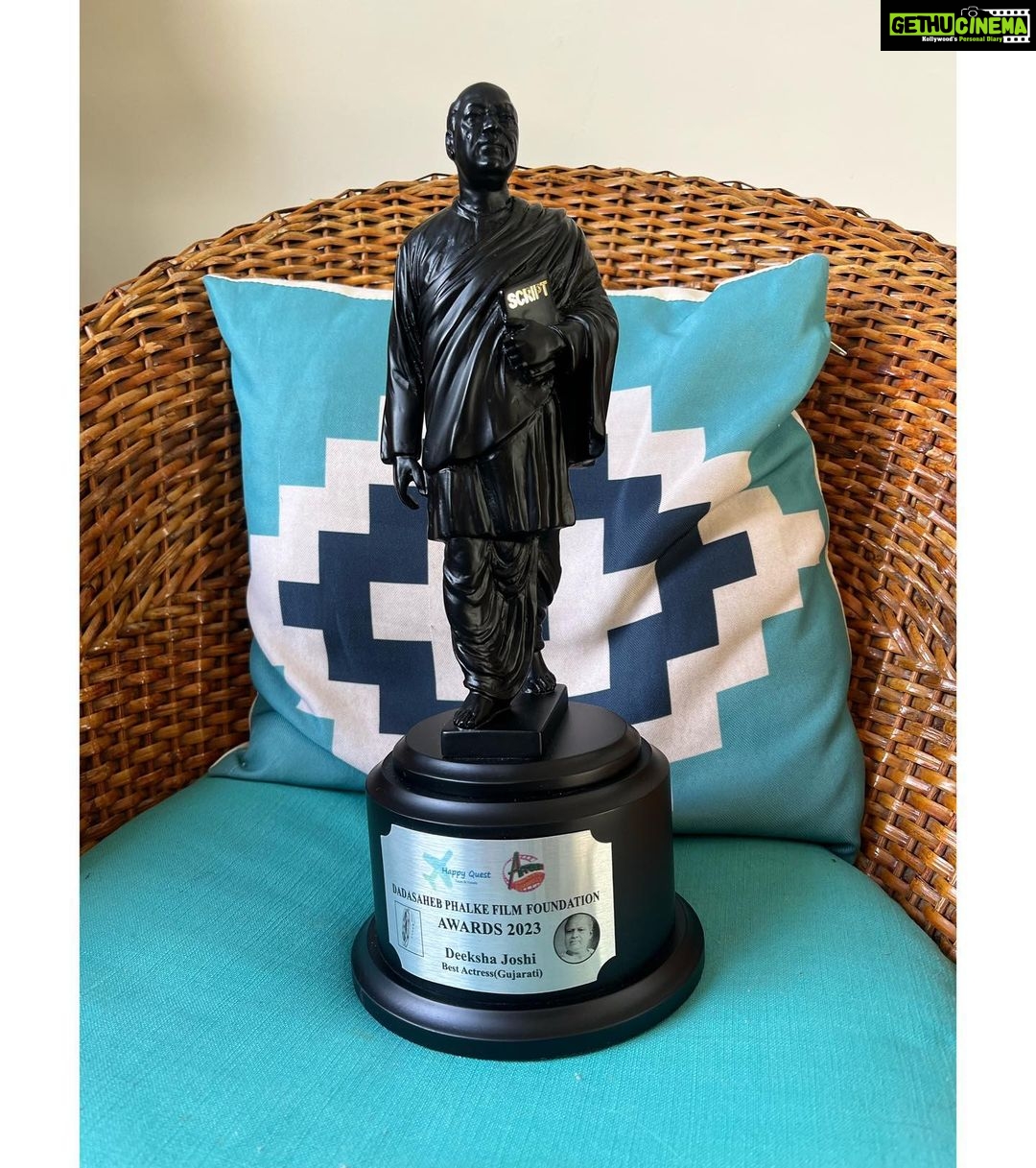 Deeksha Joshi Instagram - Having a heart full of gratitude is what brings true happiness πΊ Honoured and humbled to have received the Dadasaheb Phalke Film Foundation Award for Best Actress (Gujarati). I promise to do double the hard work in work and life and live with eternal joy in my heart! β¨ @jaybodas So proud of you shining star! π€β¨π @vaishalshah7 πΈ Thank you for believing in me π