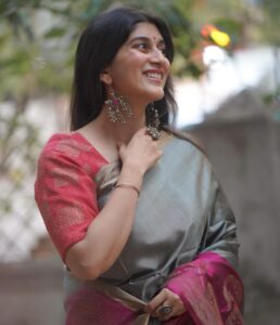 Deeksha Joshi Instagram - 🌺✨

Stylist: @styleitwithniki
Saree: @thc.theheritageculture
Blouse: @anonymousdesignerwear
Jewellry: @culture_signature_jalpathakkar
Assisted by @rudradave33
Photographer: @iam_rajinamdar
