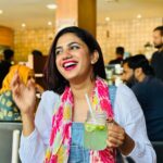 Deepa Thomas Instagram - Mmm hmmm mmm😂😝 @deepathomas__ @durga_vydoo @shamla_______ @food_diaries_withrizwan Follow @hungry_trek for more foodie videos ! #deepathomas #hungrytrek #trending #foodie #foodiegram #instagram #reels #reelsinstagram #kozhikode #kozhikoden #bunclub #bunclubcalicut #kozhikottukar