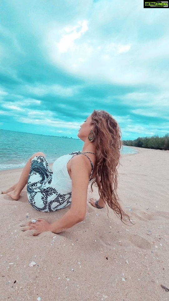 Devshi Khandur Instagram - Mermaid for Life π§ββοΈ Playing with the sand by choice π«Άπ #devshikhanduri #beautifuldestinations #beautiful #beach #waves #travel #Thailand #mermaid #skyline #gulimata #saadlamjarred #shreyaghoshal