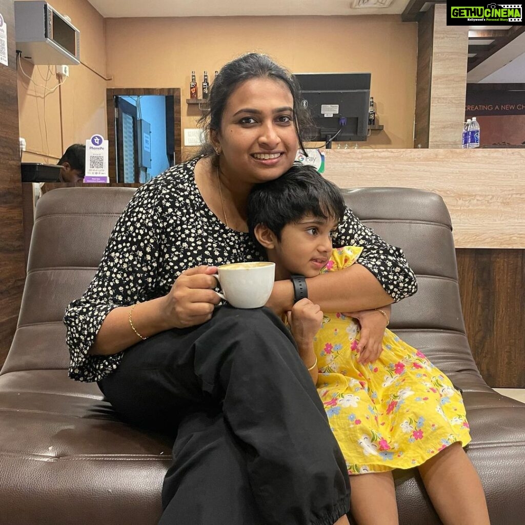 Divya Padmini Instagram - Coffee time with @ipanku__ #coffeetime #coffeeyingaround #sistertime #kochi #kochidiaries #myvedu #smallhappiness