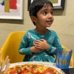 Divya Padmini Instagram - New year eve❤️ #newyear #newyear2023 #newyeareve #party #us #family #wethree #binded #together #myvedu #pizzeria #pizzaexpress #mumbai #welovemumbai Oberoi Mall