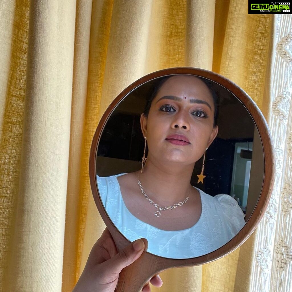 Divya Padmini Instagram - Mirror selfieee