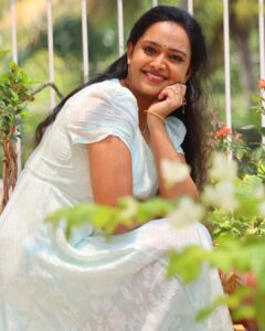 Divya Padmini Instagram - Varshamayooramengo peelividarthidumbol….🎶
📸 : @_q_creations_