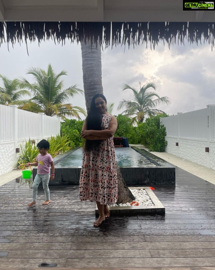 Divya Padmini Instagram - Beach days…🌊⛱️ #throwback #beachdays #maldivesislands #beautifuldestinations #beautifuldays#family #familytime #villanauticaparadiseisland @ratheesh_balakrishnan_poduval @villanautica.maldives Villa Nautica, Maldives