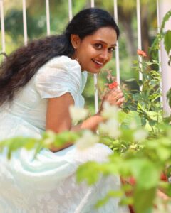 Divya Padmini Instagram - Varshamayooramengo peelividarthidumbol….🎶
📸 : @_q_creations_
