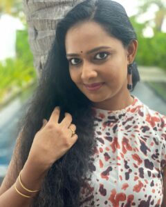 Divya Padmini Instagram - Beach days…🌊⛱️ #throwback #beachdays #maldivesislands #beautifuldestinations #beautifuldays#family #familytime #villanauticaparadiseisland @ratheesh_balakrishnan_poduval @villanautica.maldives Villa Nautica, Maldives