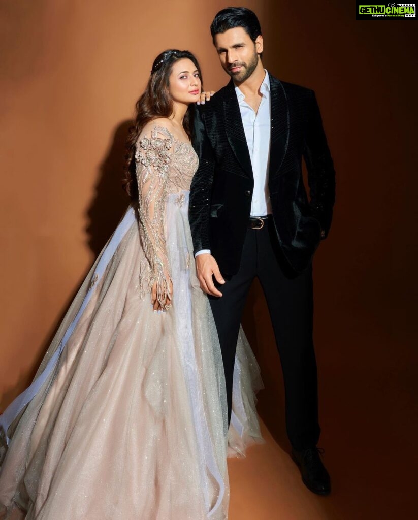 Divyanka Tripathi Instagram - अगर आप के शहर में भी हो रही है बिजली की कटौती तो याद कीजिए हमें - क्योंकि हम हैं आपके अपने-⚡️Power Couple⚡️😁 #PinkvillaStyleIcons2023 #EnigmaticPowerCouple #PowerCouple