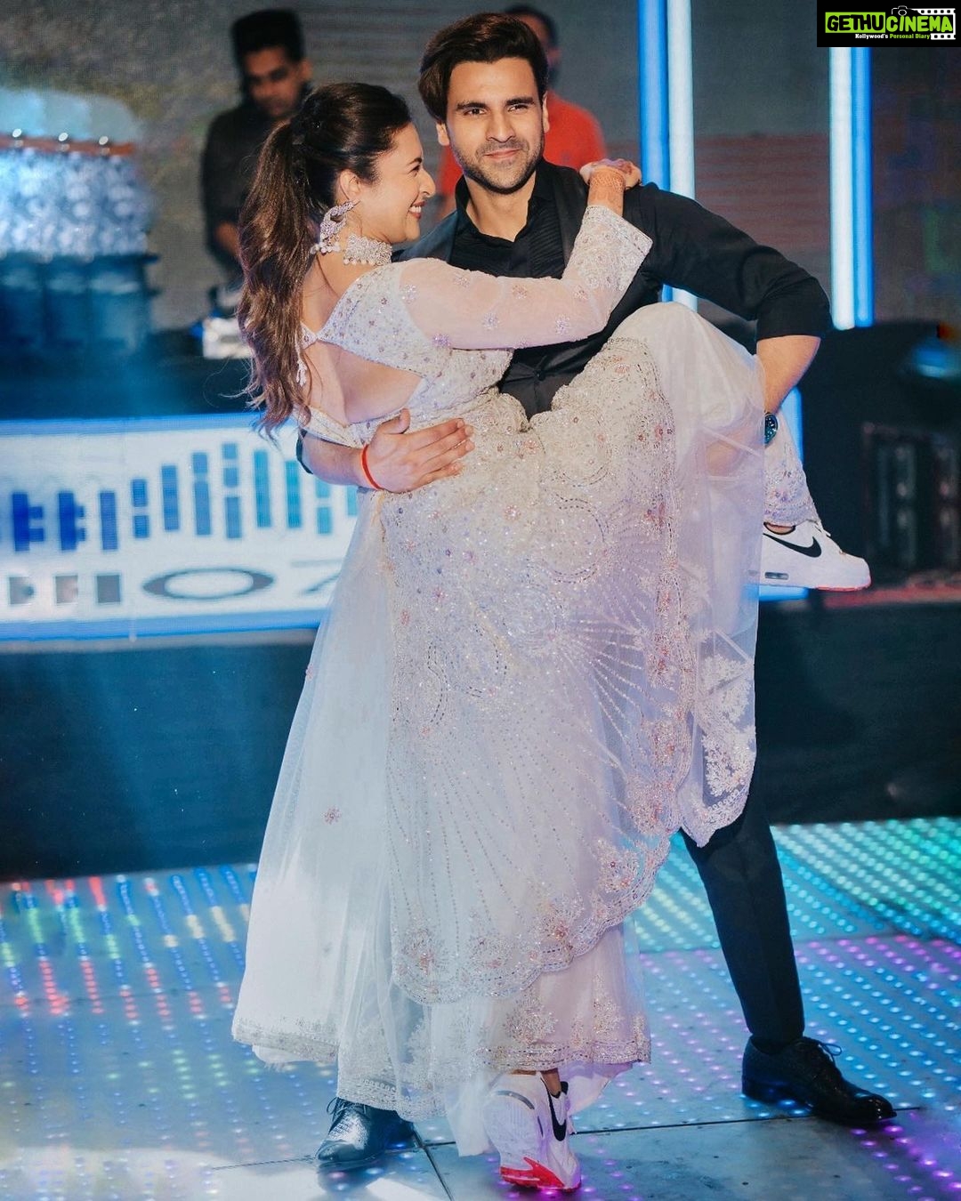 Divyanka Tripathi Instagram - Sometimes having fun with your core people is all the therapy you need!