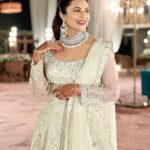 Divyanka Tripathi Instagram - Maine is dil pe likh diya tera naam...Chaandni! 🥰🤍 Outfit: @SeasonsMumbai Makeup & Hair: @manna.regina.official Styling: @stylebysugandhasood Jewelry: @manimuktaajewels Styling assistant: @styleitupwithmicheala @vibhutistyles