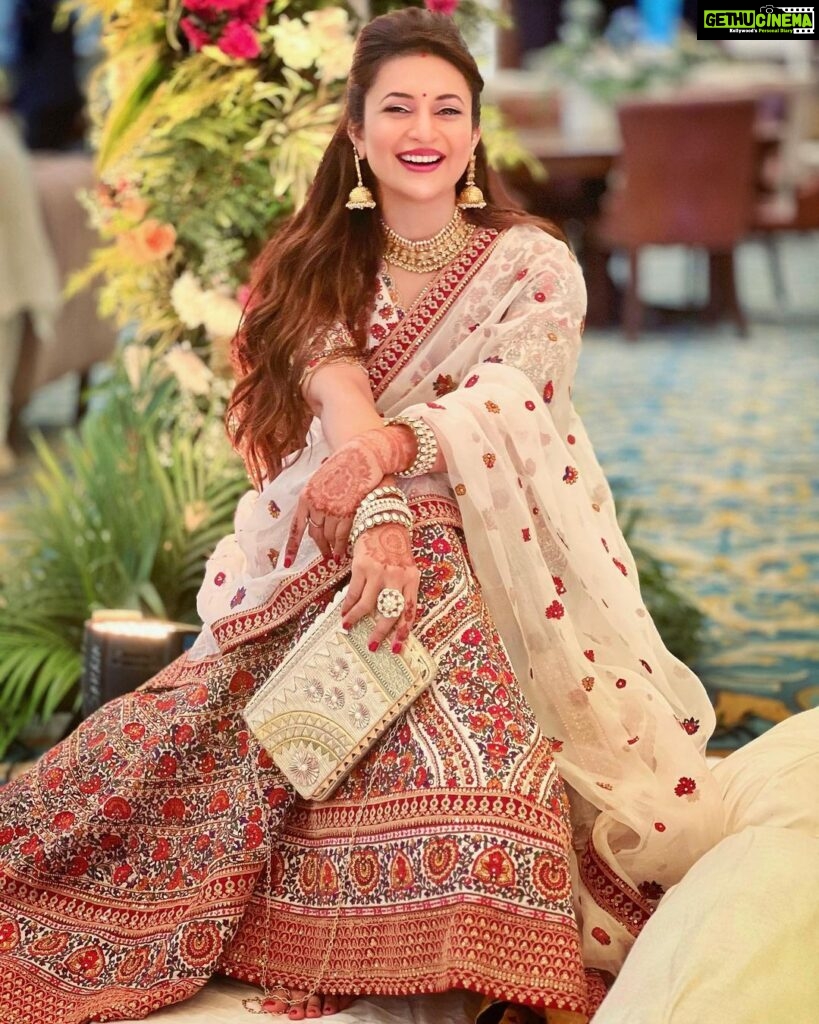 Divyanka Tripathi Instagram - Hey you! Have a good Sunday and a week of contentment.😊 Makeup: @sharukh_rocks902 Hair: @sunny_makeup_artist Styled by: @stylebysugandhasood @teamsugandhasood Assisted by: @styleitupwithmicheala @vibhutistyles Outfit: @shraddharambhia_official @viralmantra Jewelry: @manimuktaajewels Clutch: @rubans.in @oakpinionpr