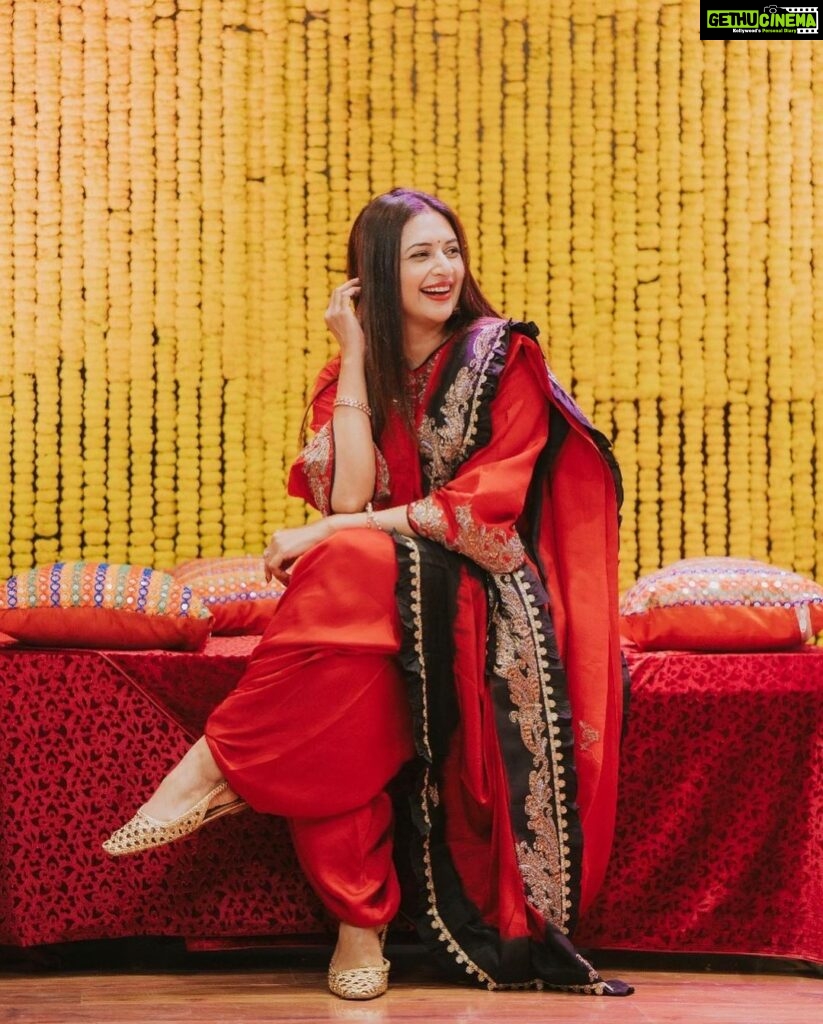 Divyanka Tripathi Instagram - इठलाती इतराती मुस्कुराती🥰 Outfit: @mahicalcutta @auorstudio Jewelry: @manimuktaajewels Styled by: @stylebysugandhasood @teamsugandhasood Assisted by: @styleitupwithmicheala @vibhutistyles