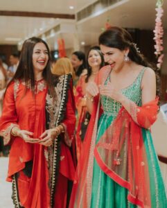 Divyanka Tripathi Instagram - Mehendi hai rachne wali😍🙌