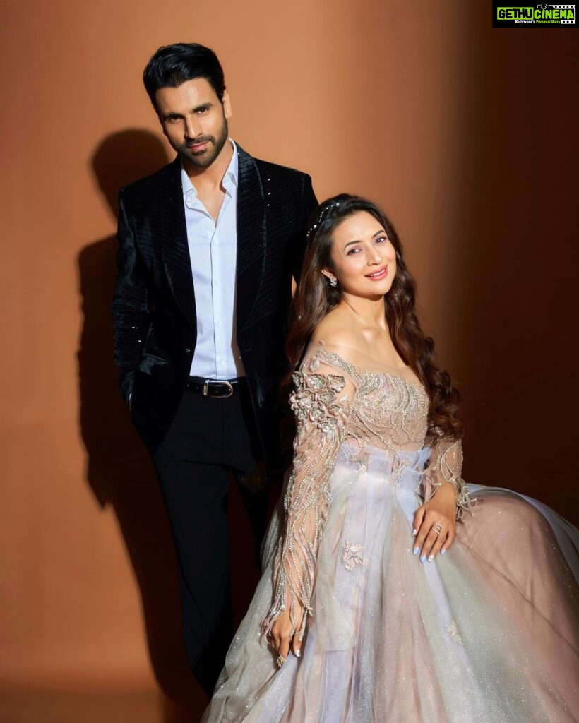 Divyanka Tripathi Instagram - अगर आप के शहर में भी हो रही है बिजली की कटौती तो याद कीजिए हमें - क्योंकि हम हैं आपके अपने-⚡️Power Couple⚡️😁 #PinkvillaStyleIcons2023 #EnigmaticPowerCouple #PowerCouple