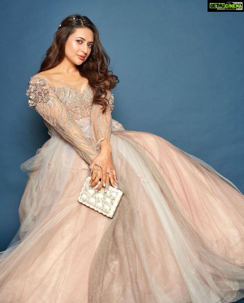 Divyanka Tripathi Instagram - There's a princess in each one of us...who's definitely not perfect, may not need saving but there's one thing we all deserve & that's- Respect! #LoveThyself 👗 @anjaleeandarjunkapoor 📿 @diagoldbyvardagoenka 👜 @rubans.in @oakpinionpr 💄 @sharukh_rocks902 💆‍♀️ @sunny_makeup_artist 🧚‍♀️ @stylebysugandhasood @teamsugandhasood + @vibhutistyles @styleitupwithmicheala