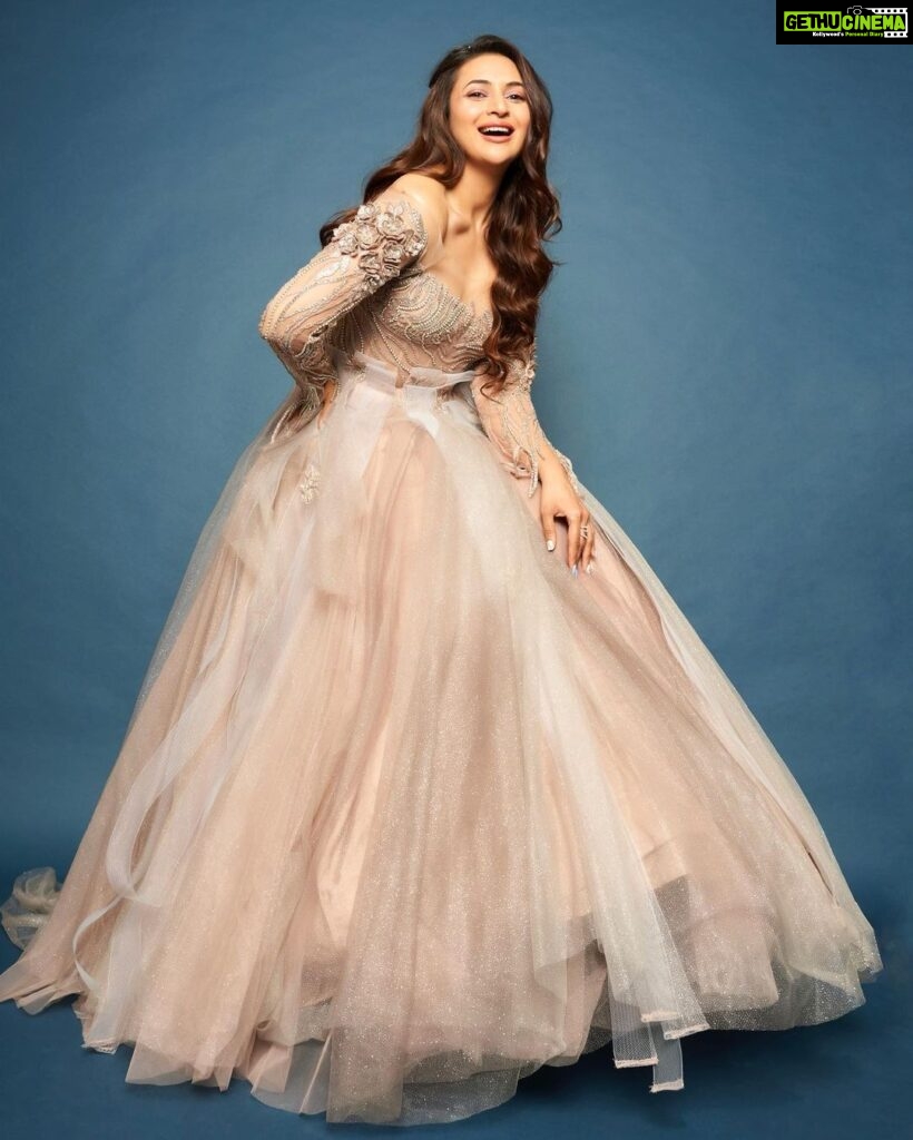 Divyanka Tripathi Instagram - There's a princess in each one of us...who's definitely not perfect, may not need saving but there's one thing we all deserve & that's- Respect! #LoveThyself 👗 @anjaleeandarjunkapoor 📿 @diagoldbyvardagoenka 👜 @rubans.in @oakpinionpr 💄 @sharukh_rocks902 💆‍♀️ @sunny_makeup_artist 🧚‍♀️ @stylebysugandhasood @teamsugandhasood + @vibhutistyles @styleitupwithmicheala