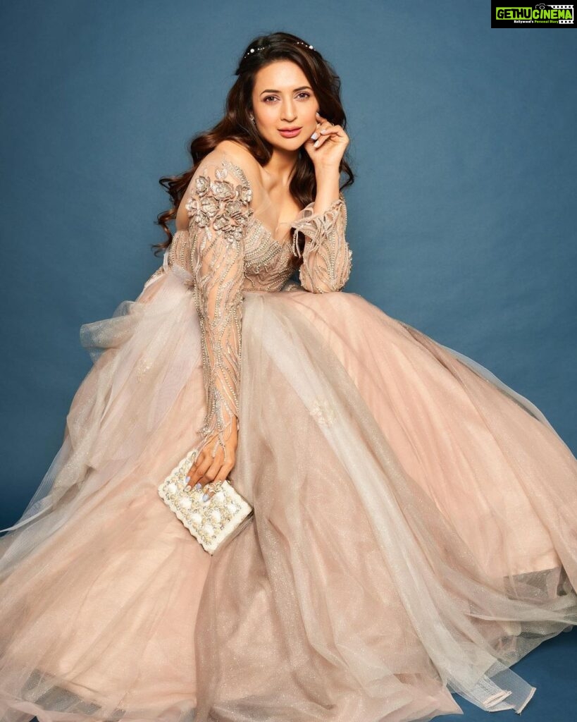 Divyanka Tripathi Instagram - There's a princess in each one of us...who's definitely not perfect, may not need saving but there's one thing we all deserve & that's- Respect! #LoveThyself 👗 @anjaleeandarjunkapoor 📿 @diagoldbyvardagoenka 👜 @rubans.in @oakpinionpr 💄 @sharukh_rocks902 💆‍♀️ @sunny_makeup_artist 🧚‍♀️ @stylebysugandhasood @teamsugandhasood + @vibhutistyles @styleitupwithmicheala
