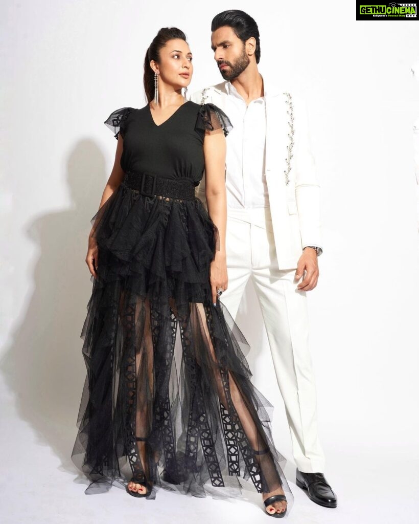 Divyanka Tripathi Instagram - Main choron ki Raani, Tu roop ka Raja! 🖤🤍 Div’s outfit: @deepikaaroralabel Viv's outfit: @diermeiss_by_the_dragon_lady Jewellery: @aquamarine_jewellery Makeup: @sharukh_rocks902 Hair: @MakeupbyBhavik Styling: @stylebysugandhasood @teamsugandhasood @styleitupwithmicheala @vibhutistyles Photography : @kvinayak11 Black And White Life