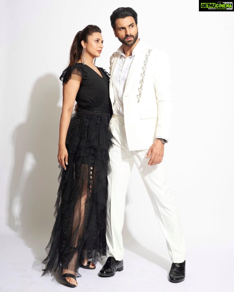 Divyanka Tripathi Instagram - Main choron ki Raani, Tu roop ka Raja! 🖤🤍 Div’s outfit: @deepikaaroralabel Viv's outfit: @diermeiss_by_the_dragon_lady Jewellery: @aquamarine_jewellery Makeup: @sharukh_rocks902 Hair: @MakeupbyBhavik Styling: @stylebysugandhasood @teamsugandhasood @styleitupwithmicheala @vibhutistyles Photography : @kvinayak11 Black And White Life