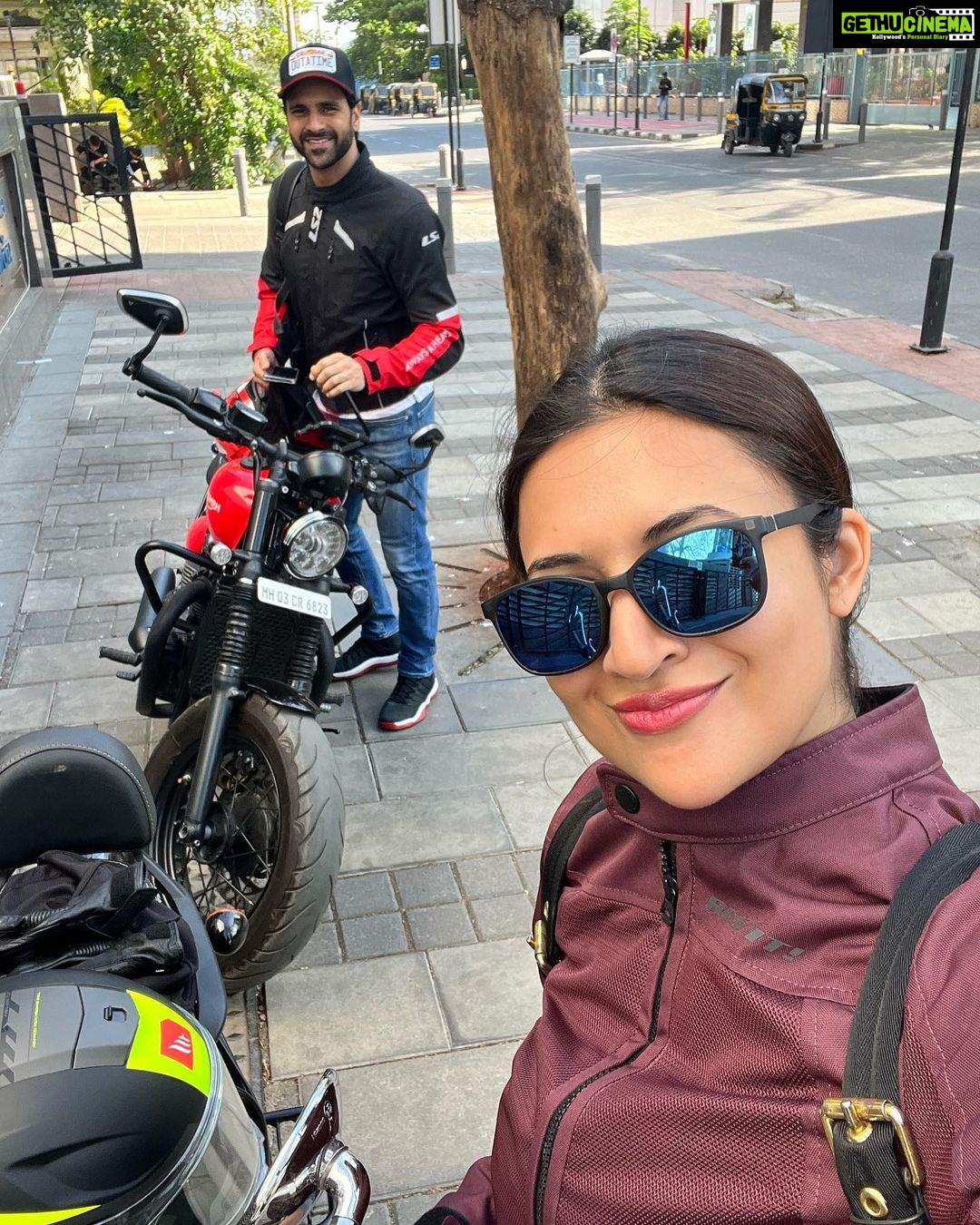 Divyanka Tripathi Instagram - Chal Zindagi 😀❤️ @vivekdahiya Lonavala Hill Station