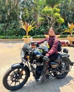 Divyanka Tripathi Instagram - Chal Zindagi 😀❤️ @vivekdahiya Lonavala Hill Station