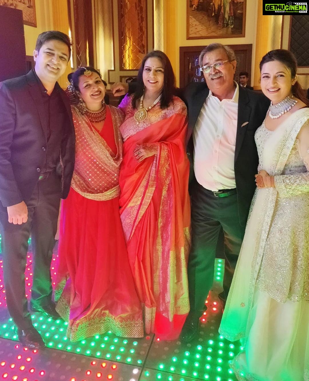 Divyanka Tripathi Instagram - Sometimes having fun with your core people is all the therapy you need!
