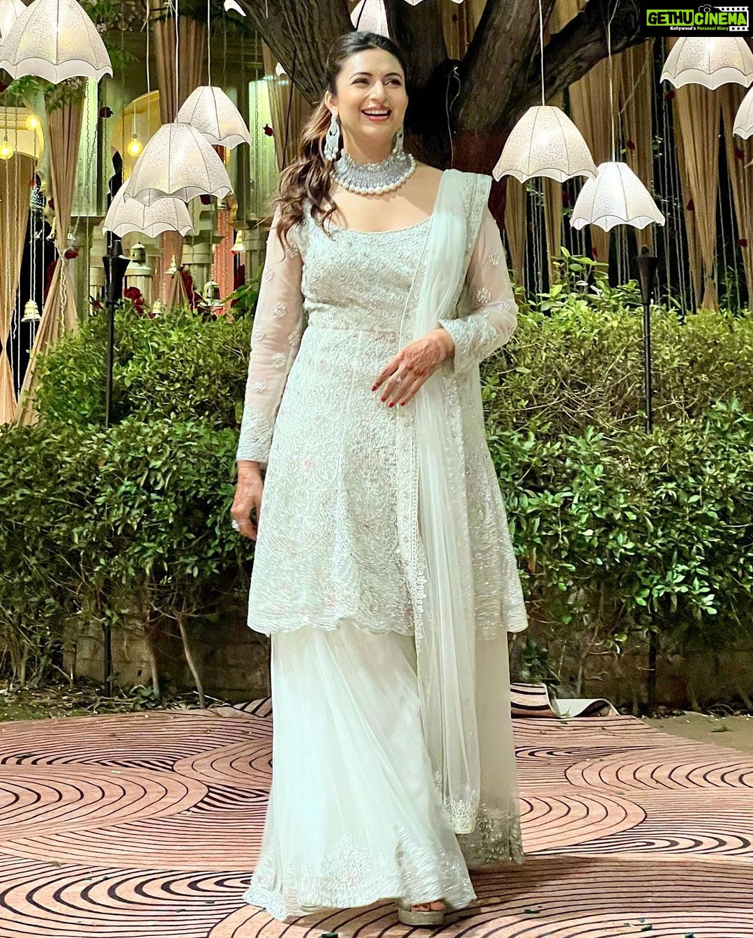 Divyanka Tripathi Instagram - Maine is dil pe likh diya tera naam...Chaandni! 🥰🤍 Outfit: @SeasonsMumbai Makeup & Hair: @manna.regina.official Styling: @stylebysugandhasood Jewelry: @manimuktaajewels Styling assistant: @styleitupwithmicheala @vibhutistyles