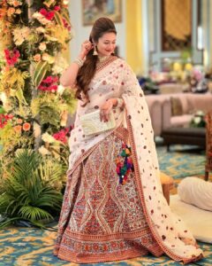 Divyanka Tripathi Instagram - Hey you! Have a good Sunday and a week of contentment.😊

Makeup: @sharukh_rocks902 
Hair: @sunny_makeup_artist
Styled by: @stylebysugandhasood @teamsugandhasood
 Assisted by: @styleitupwithmicheala @vibhutistyles
 Outfit: @shraddharambhia_official @viralmantra
Jewelry: @manimuktaajewels
Clutch: @rubans.in @oakpinionpr