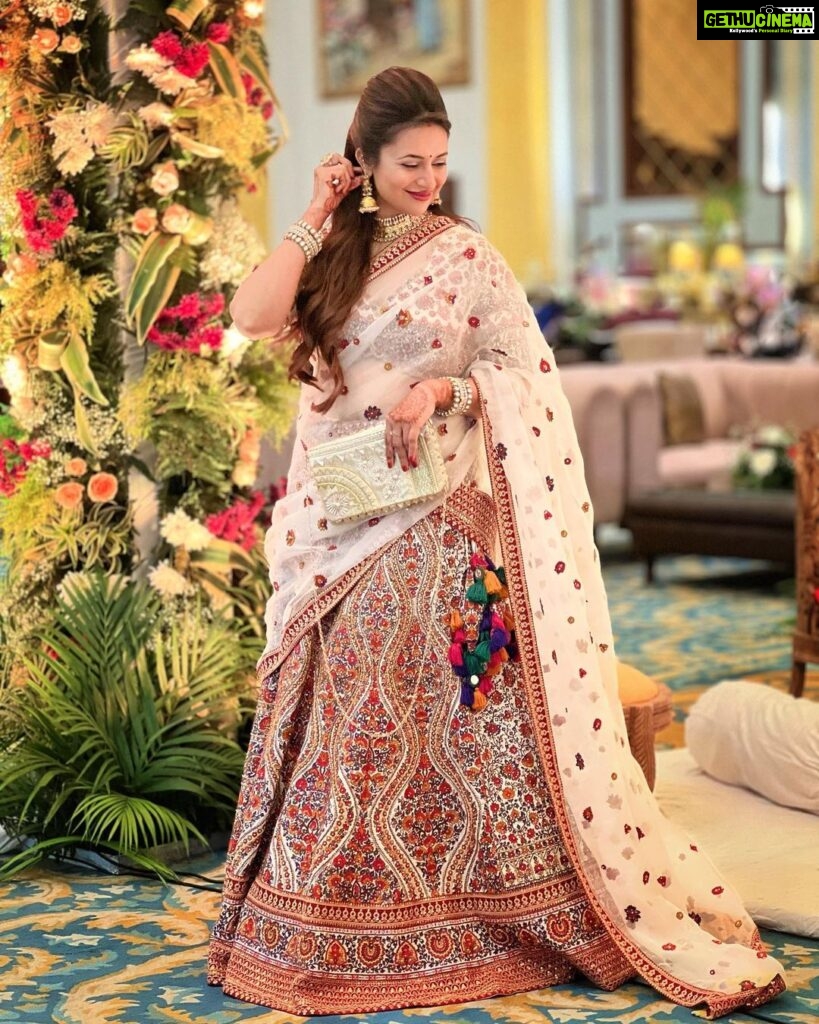 Divyanka Tripathi Instagram - Hey you! Have a good Sunday and a week of contentment.😊 Makeup: @sharukh_rocks902 Hair: @sunny_makeup_artist Styled by: @stylebysugandhasood @teamsugandhasood Assisted by: @styleitupwithmicheala @vibhutistyles Outfit: @shraddharambhia_official @viralmantra Jewelry: @manimuktaajewels Clutch: @rubans.in @oakpinionpr