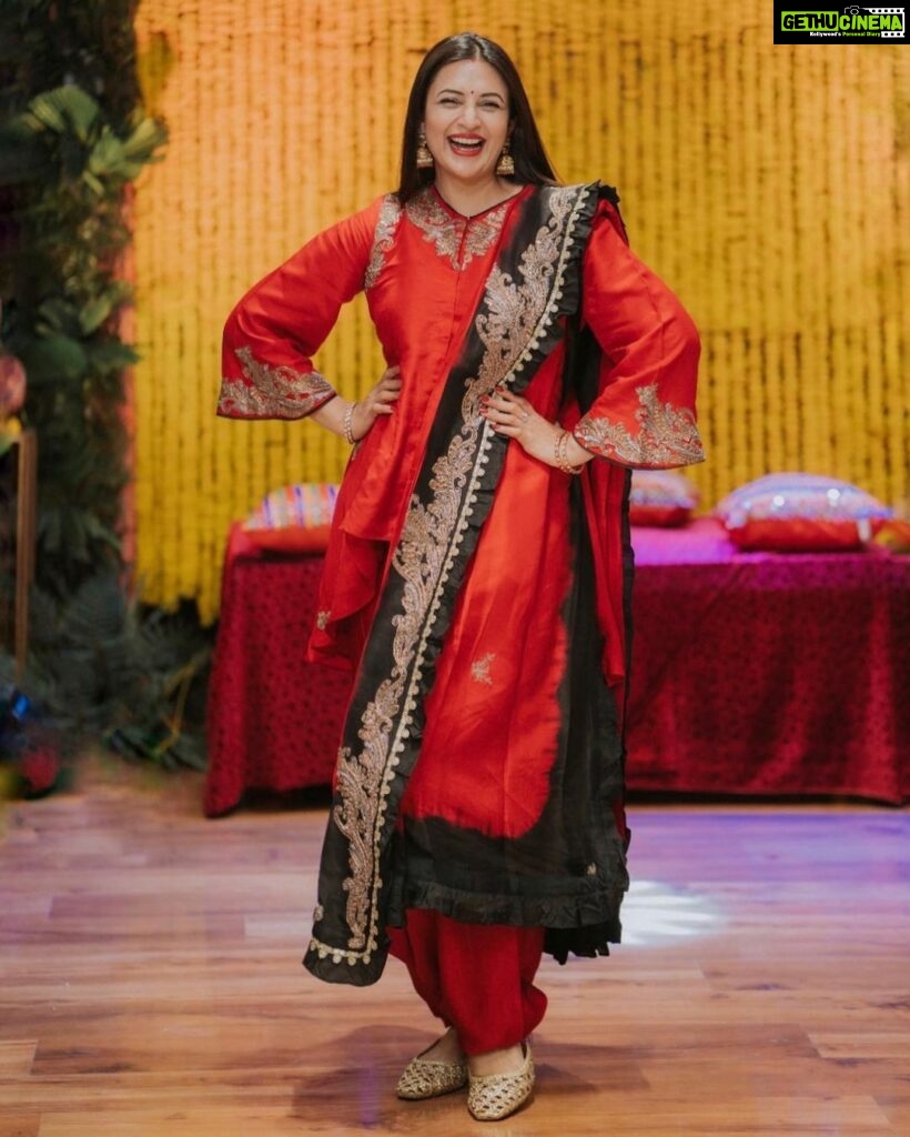 Divyanka Tripathi Instagram - इठलाती इतराती मुस्कुराती🥰 Outfit: @mahicalcutta @auorstudio Jewelry: @manimuktaajewels Styled by: @stylebysugandhasood @teamsugandhasood Assisted by: @styleitupwithmicheala @vibhutistyles