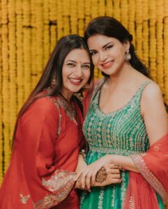 Divyanka Tripathi Instagram - Mehendi hai rachne wali😍🙌