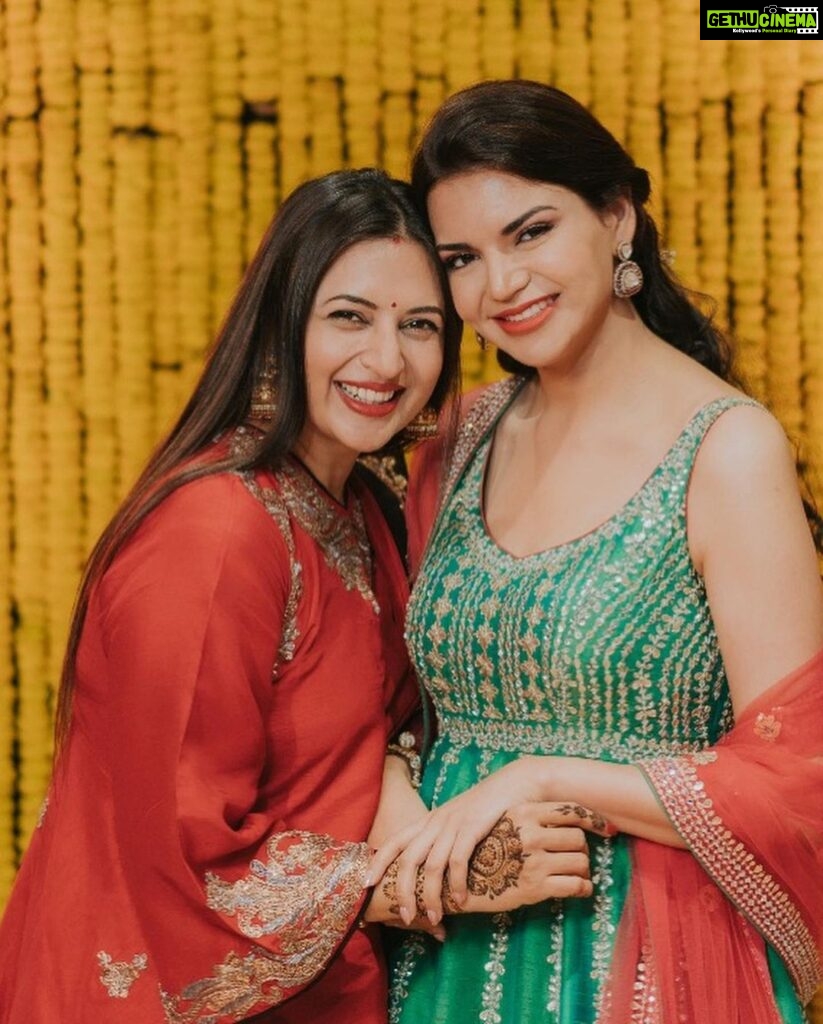 Divyanka Tripathi Instagram - Mehendi hai rachne wali😍🙌