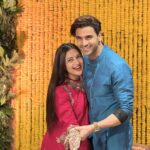 Divyanka Tripathi Instagram - Mehendi hai rachne wali😍🙌
