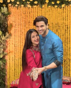 Divyanka Tripathi Instagram - Mehendi hai rachne wali😍🙌