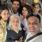Divyanka Tripathi Instagram – Sunny Sunday, comforting food and loved ones…best combination ever!