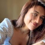 Divyanka Tripathi Instagram - सिर्फ़ किरदार और कैमरे का साथ होना काफ़ी नहीं. आँखों में एक चुटकी प्रेम और भावों में नज़ाकत, एक आशा से भरे पल में खो जाने की टीस. दिल में एक यादों का मद्धम गीत बजता हुआ, किरदार कैमरे में क़ैद हो कर भी गुनगुना रहा है, वरना यूँ ही तस्वीरें बोल उठती नहीं. ~दिव्यांका