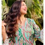 Divyanka Tripathi Instagram - Face the sun and shadows will fall behind you! ☀️ 🍃 🍃 Outfit: @poshaffair.co Styledby: @stylebysugandhasood @teamsugandhasood