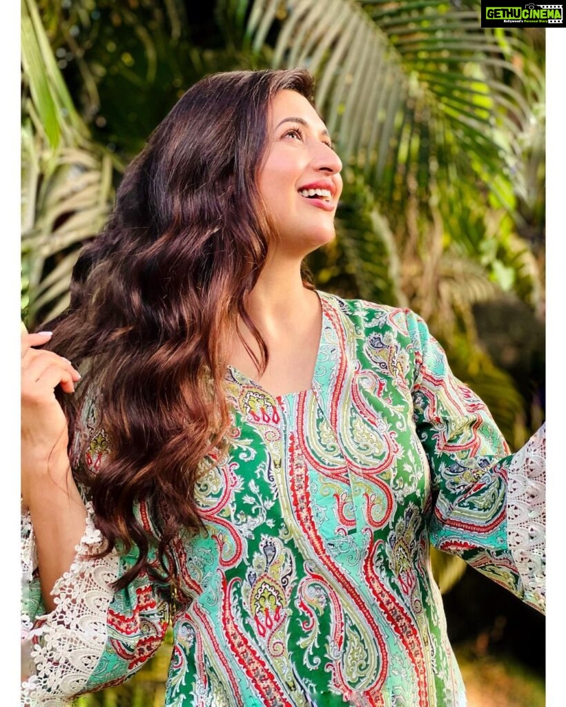 Divyanka Tripathi Instagram - Face the sun and shadows will fall behind you! ☀️ 🍃 🍃 Outfit: @poshaffair.co Styledby: @stylebysugandhasood @teamsugandhasood