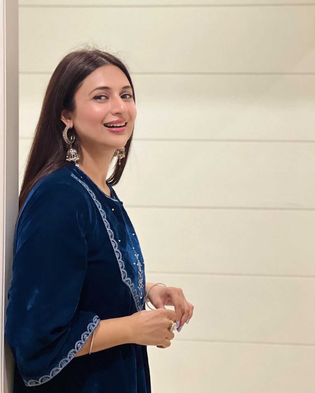 Divyanka Tripathi Instagram - बिखरती हूँ रोज़, रोज़ ख़ुद को समेट लेती हूँ. मोती की माला हूँ, जुड़ी हुई सुंदर पर बिखरी भी ख़ूबसूरत हूँ. ~दिव्यांका @amoree.india 👗