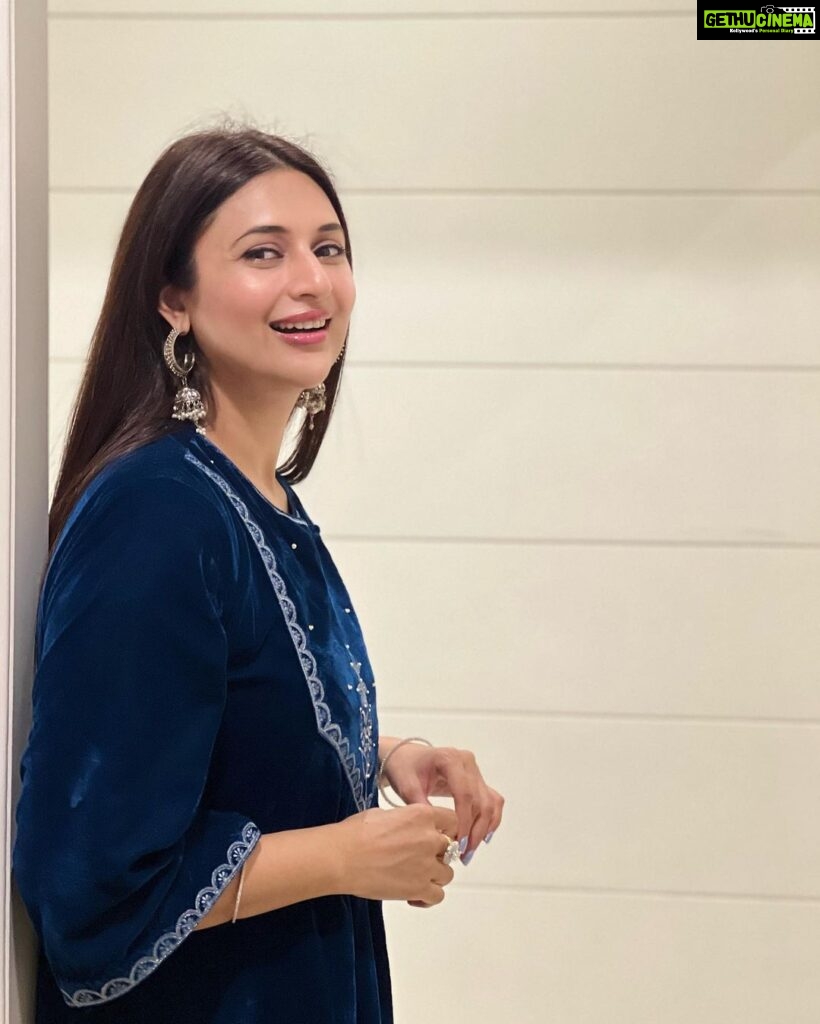 Divyanka Tripathi Instagram - बिखरती हूँ रोज़, रोज़ ख़ुद को समेट लेती हूँ. मोती की माला हूँ, जुड़ी हुई सुंदर पर बिखरी भी ख़ूबसूरत हूँ. ~दिव्यांका @amoree.india 👗