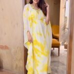 Divyanka Tripathi Instagram - Ooops🫣 #TransitionReel #PosersBeLike 🤷‍♀️ Green Dress: @jorasaindia Yellow Dress: @mergedesignofficial Styledby: @stylebysugandhasood @teamsugandhasood Assitedby: @styleitupwithmicheala Makeup: @sharukh_rocks902 Hair: @sunny_makeup_artist